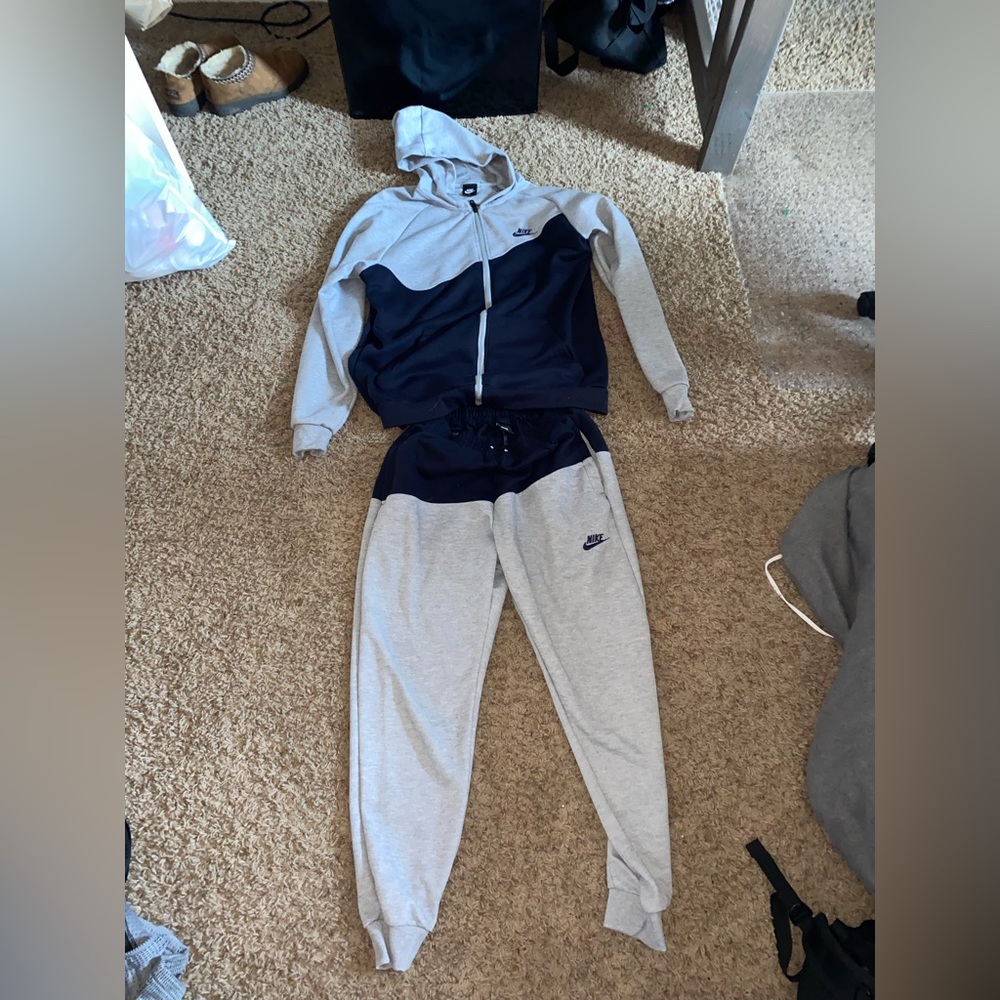 Nike Men’s grey and navy sweat set size XL